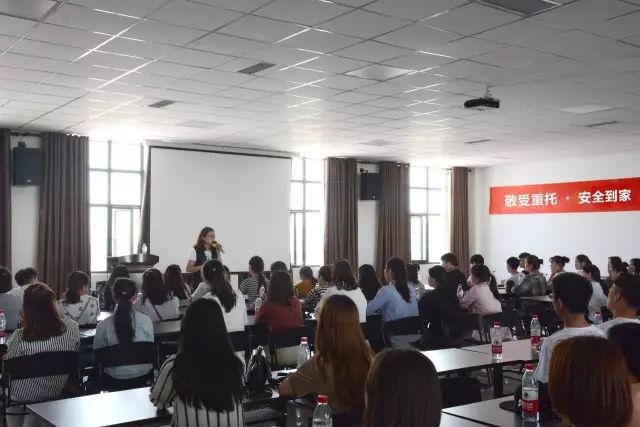 百余名高校学子搭乘冰球突破豪华版网址“就业直通车”成功就业！