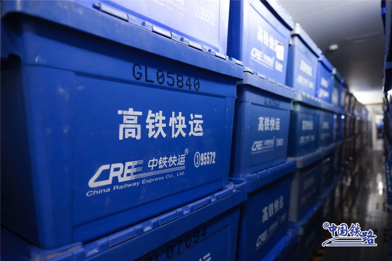 整列高铁快运动车组列车，试点开行！